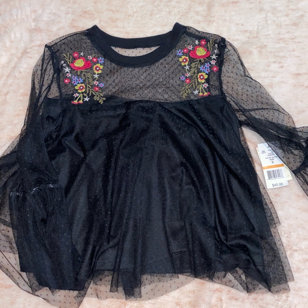 💗 3/$20 Mesh embroidered top!